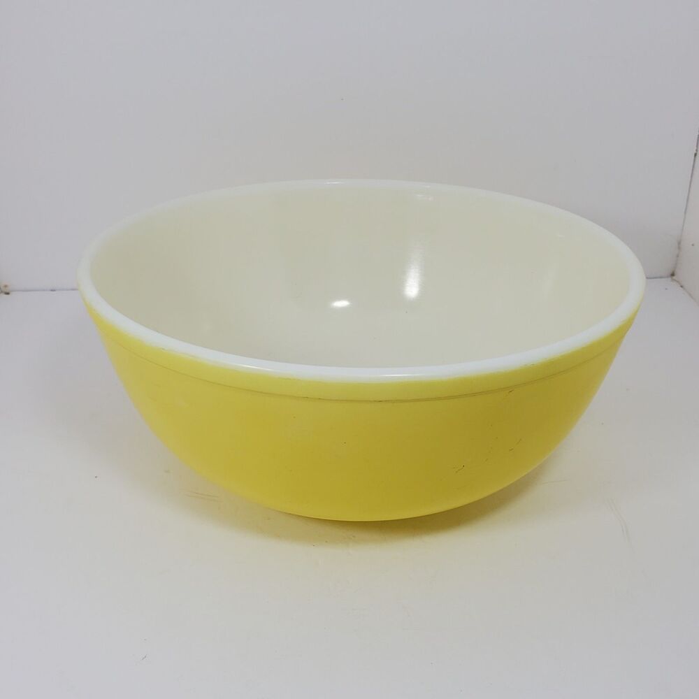Vintage Pyrex #404 Mixing Bowel 4 Quart Yellow